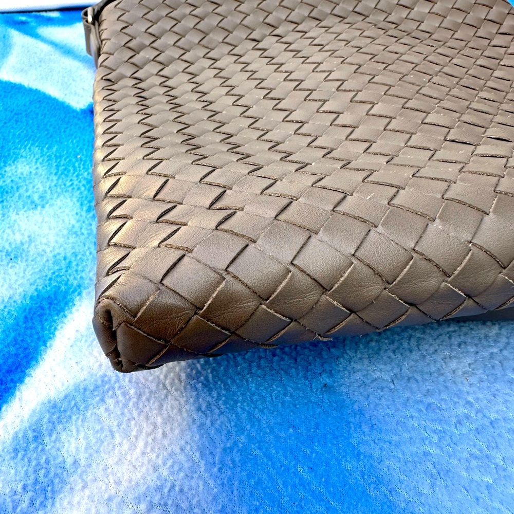 BOTTEGA VENETA Leather Intracciato Crossbody Crossbody Bag 🔥🔥🔥 - Picture 9 of 11